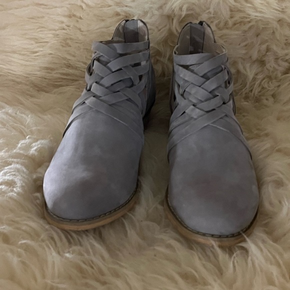 New Gray Suede Back-Zip Strap Heels Sandals - Picture 3 of 8